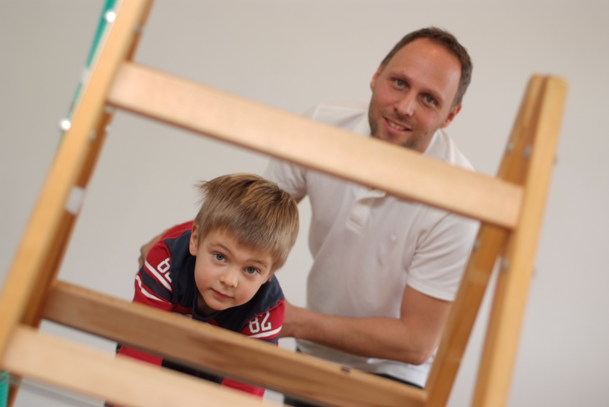 Ergotherapie mit Kindern - Kind krabbelt auf eine Leiter